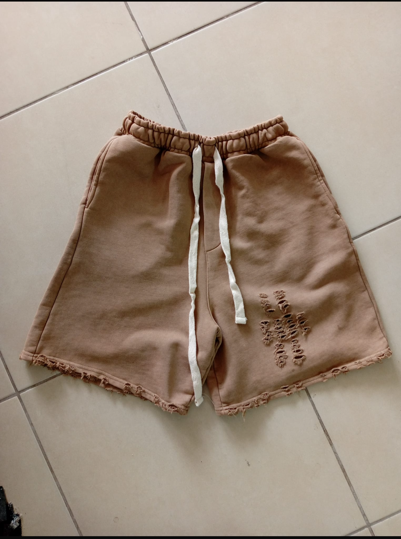 מכנס קרעים לגבר (חום)