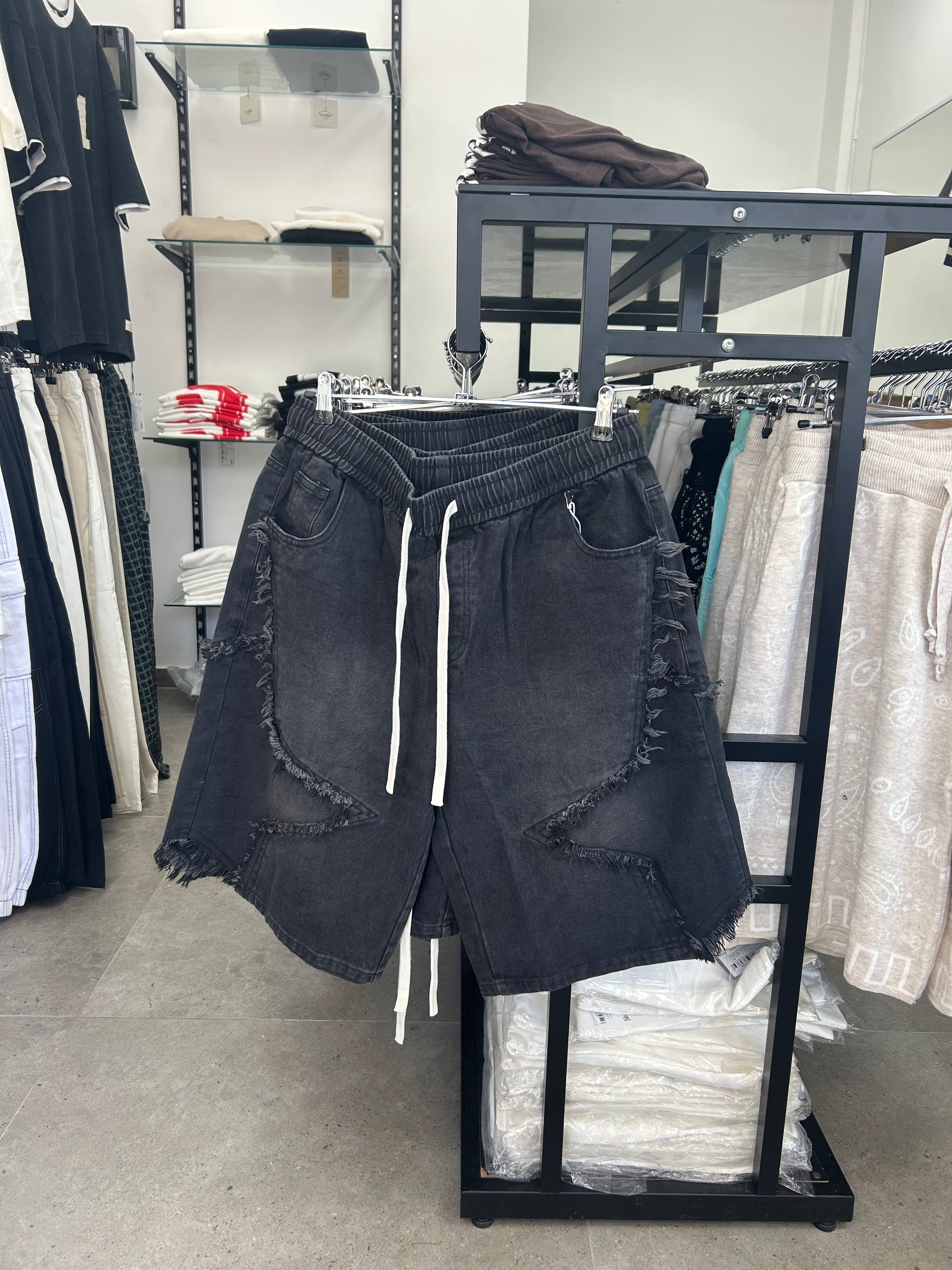 ג׳ינס קצר לגבר