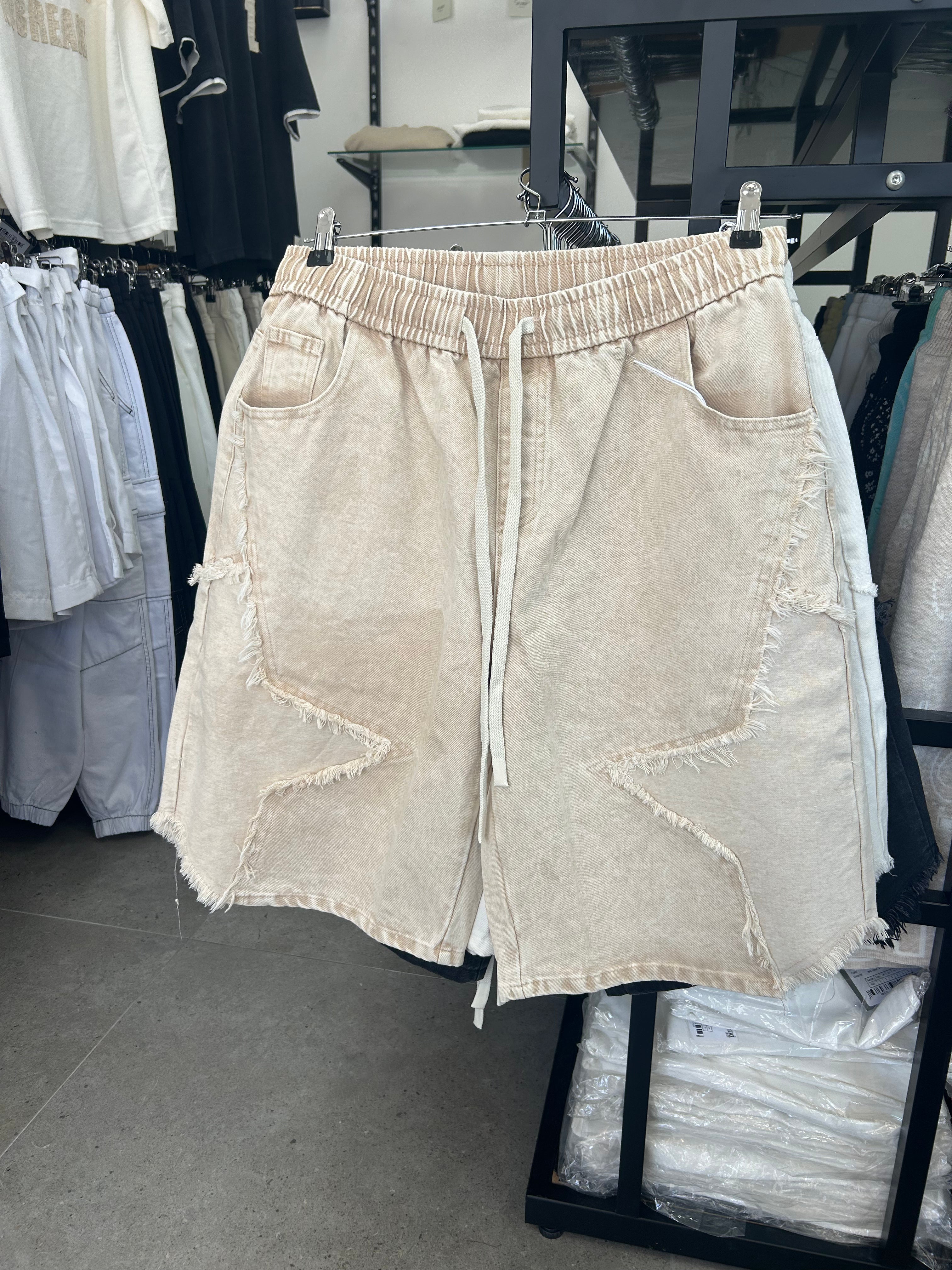 ג׳ינס קצר לגבר