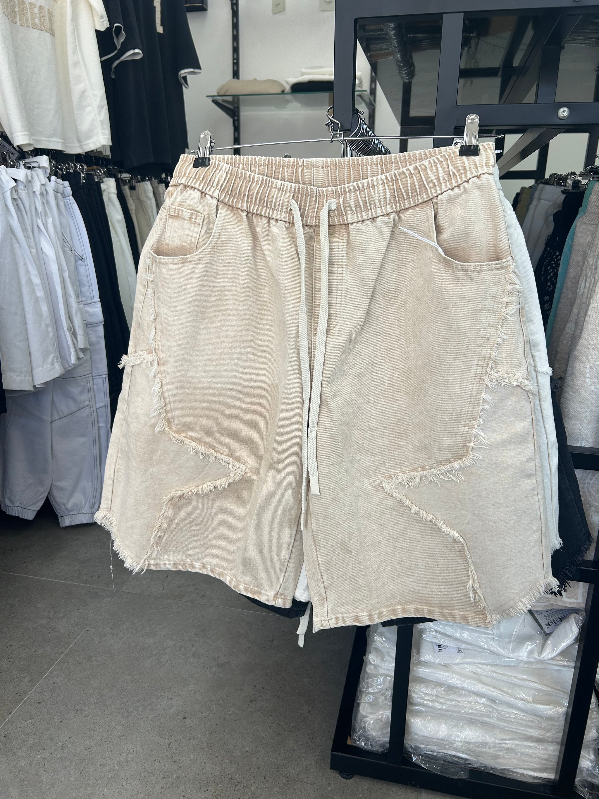 ג׳ינס קצר לגבר